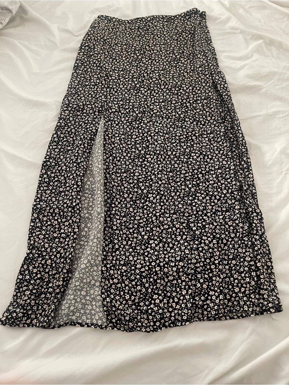 H&M Black Midi Skirt with White Daisy Print and Side Slit